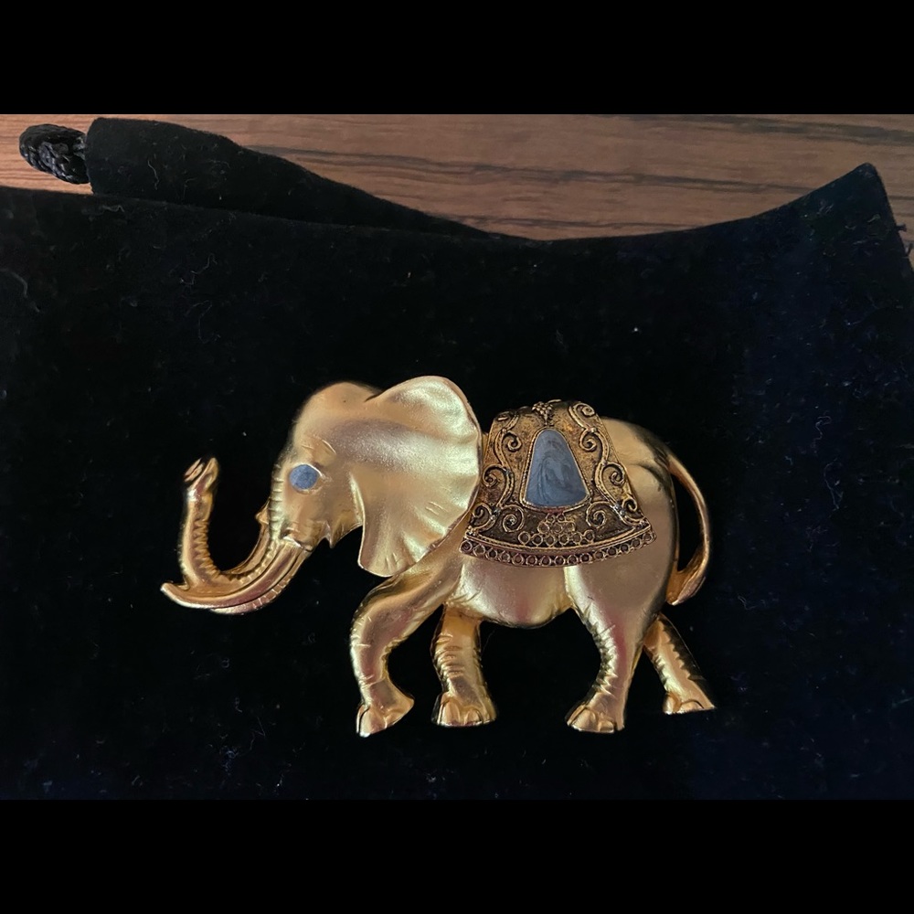 Beautiful vintage elephant brooch